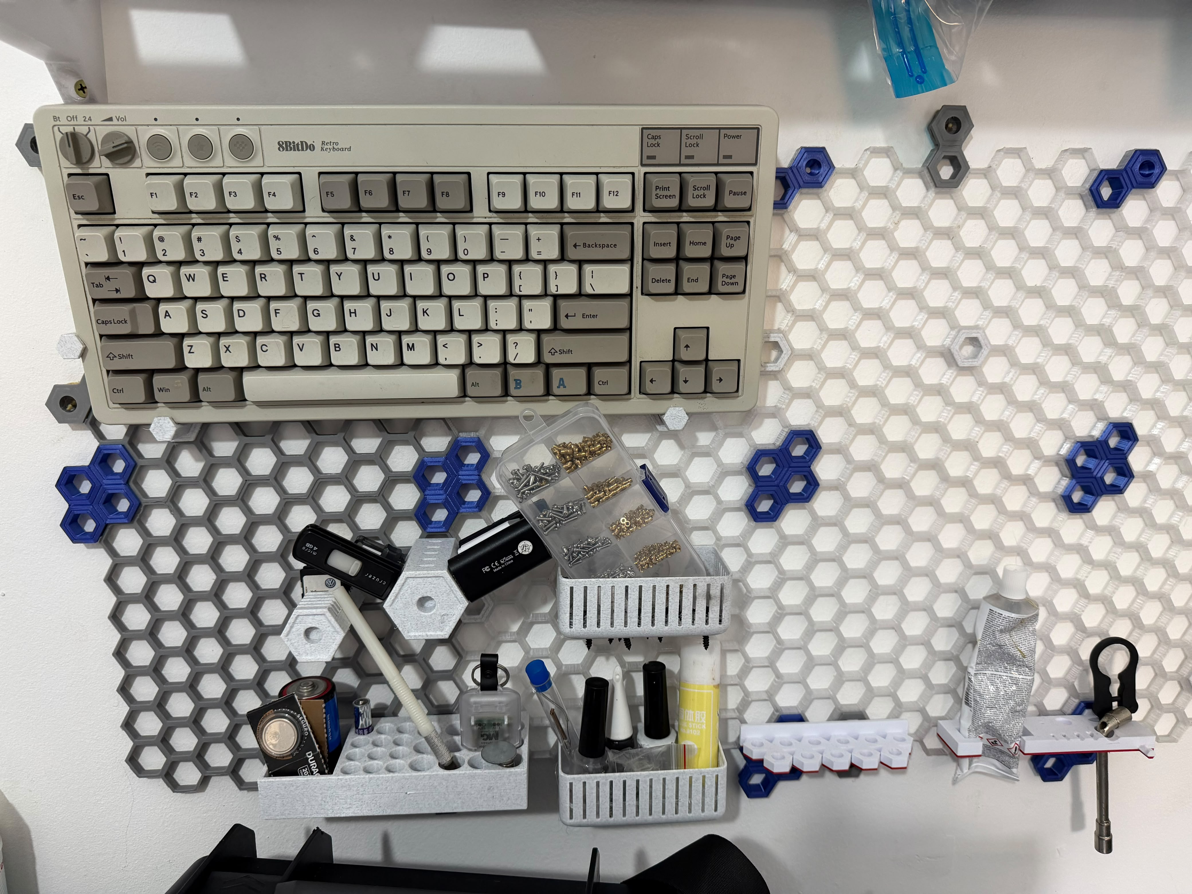 Sistema modular de organização de parede em painel hexagonal